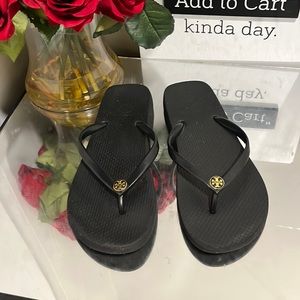 Fabulously Flawed TORY BURCH FLIPFLOPS